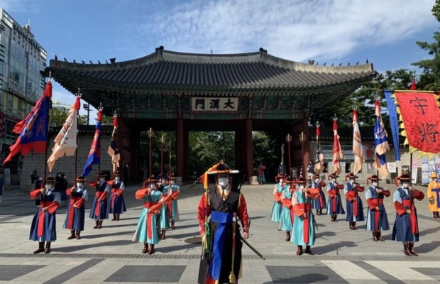 Nghi lễ đổi g&aacute;c tại cổng cung điện Deoksugung