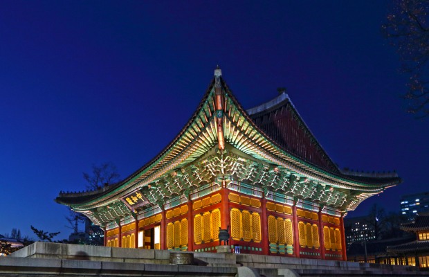 Vẻ đẹp huyền ảo của cung điện Deoksugung khi về đ&ecirc;m