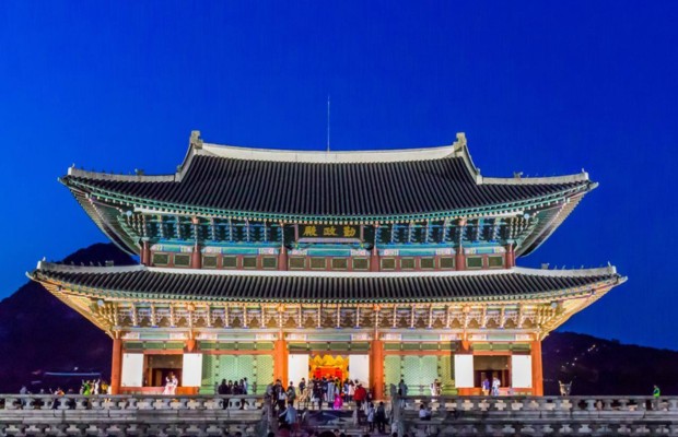Tham quan cung điện Gyeongbokgung ban đ&ecirc;m 