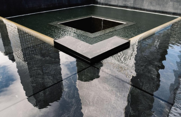 Hồ nước phản chiếu tr&ecirc;n dấu ch&acirc;n Th&aacute;p Đ&ocirc;i

