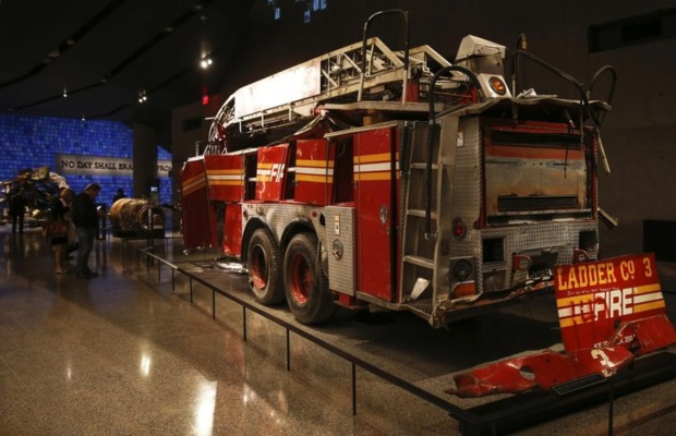 Xe cứu hỏa Ladder 3&nbsp;bị biến dạng ho&agrave;n to&agrave;n dưới đống đổ n&aacute;t

