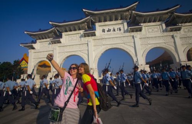 Du kh&aacute;ch tham quan v&agrave; chụp ảnh tại khu tưởng niệm