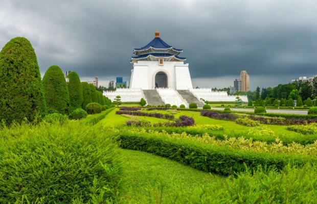 Kiến tr&uacute;c đặc trưng với m&aacute;i xanh v&agrave; bậc thang trắng