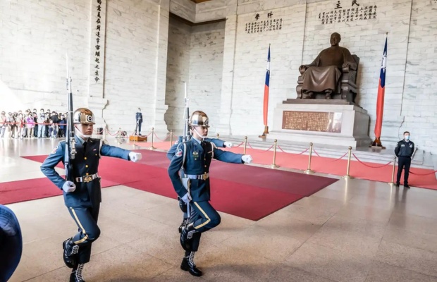 Nghi lễ đổi g&aacute;c trang nghi&ecirc;m tại sảnh ch&iacute;nh