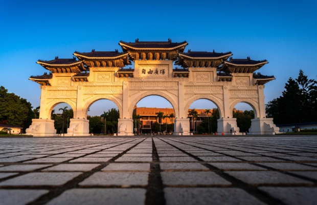 Khung cảnh đ&agrave;i tưởng niệm l&uacute;c ho&agrave;ng h&ocirc;n