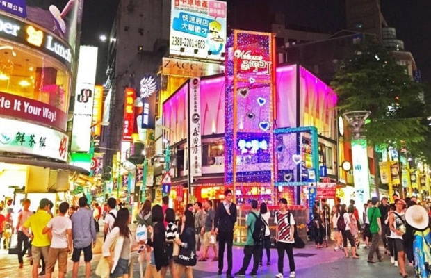 Outfit năng động tại chợ đ&ecirc;m Đ&agrave;i Loan