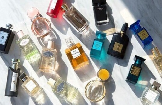 C&aacute;c d&ograve;ng mỹ phẩm v&agrave; nước hoa ch&iacute;nh h&atilde;ng tại trung t&acirc;m thương mại.