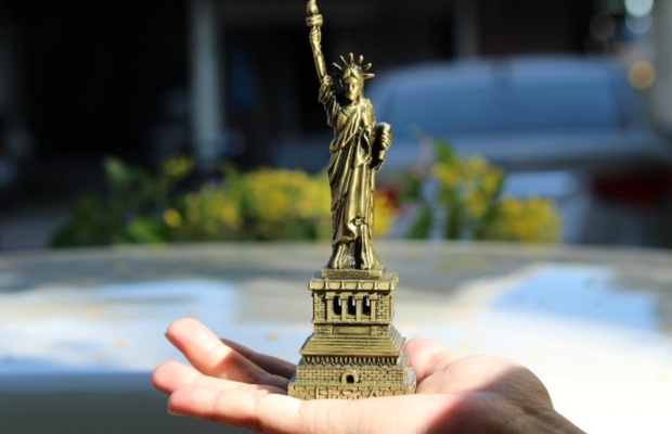  Tượng Nữ thần Tự do thu nhỏ v&agrave; qu&agrave; lưu niệm văn h&oacute;a Hoa Kỳ.