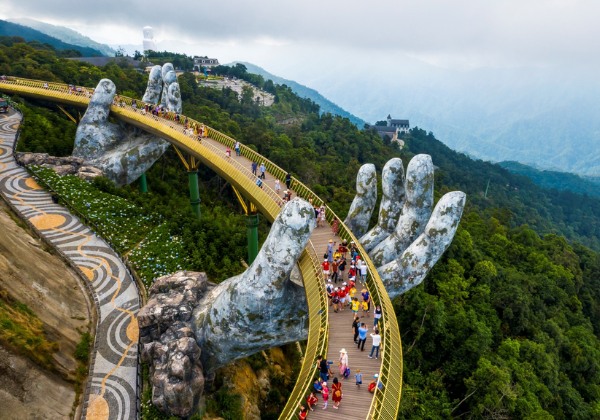 Cầu V&agrave;ng B&agrave; N&agrave; Hills - biểu tượng du lịch gần Đ&agrave; Nẵng