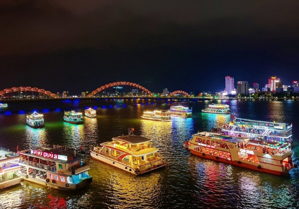 Trải nghiệm du thuyền tr&ecirc;n s&ocirc;ng H&agrave;n tại Đ&agrave; Nẵng