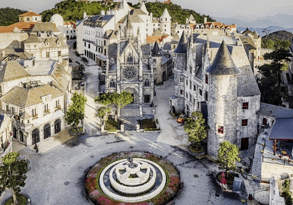 To&agrave;n cảnh khu vực L&agrave;ng Ph&aacute;p l&atilde;ng mạn tại Sun World Ba Na Hills
