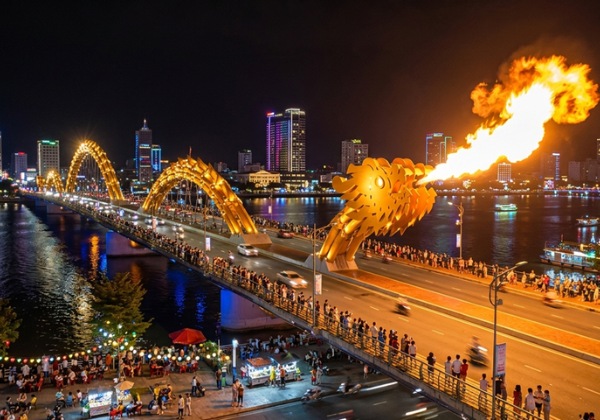 To&agrave;n cảnh Cầu Rồng Đ&agrave; Nẵng lung linh về đ&ecirc;m với m&agrave;n tr&igrave;nh diễn phun lửa ngoạn mục