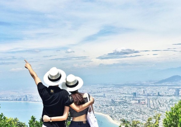 View ngắm cảnh từ đỉnh B&agrave;n Cờ Sơn Tr&agrave; Đ&agrave; Nẵng.