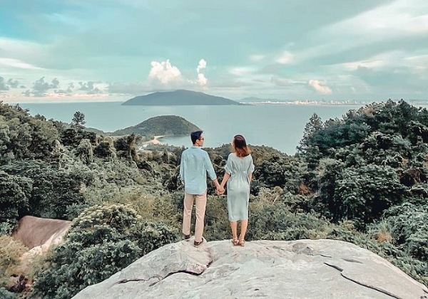 Cặp đ&ocirc;i phượt tr&ecirc;n Đ&egrave;o Hải V&acirc;n Đ&agrave; Nẵng