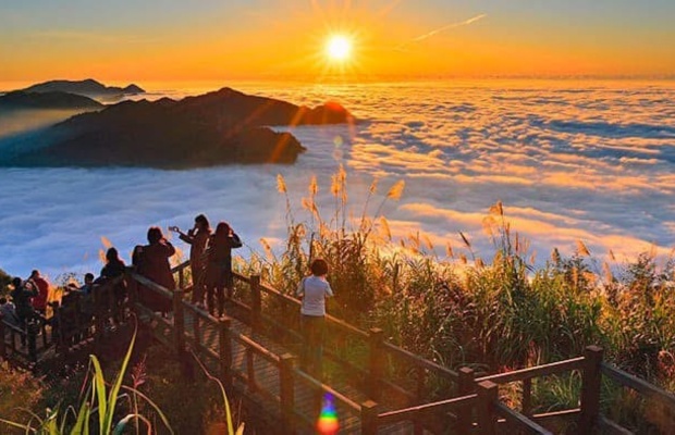 Biển m&acirc;y v&agrave; b&igrave;nh minh tại Alishan