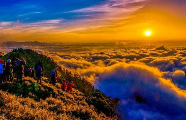 Ngắm mặt trời mọc tr&ecirc;n tầng m&acirc;y