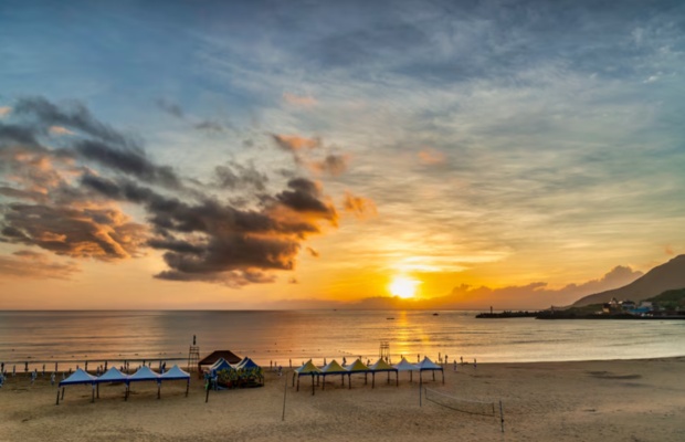 B&igrave;nh minh tr&ecirc;n biển Fulong