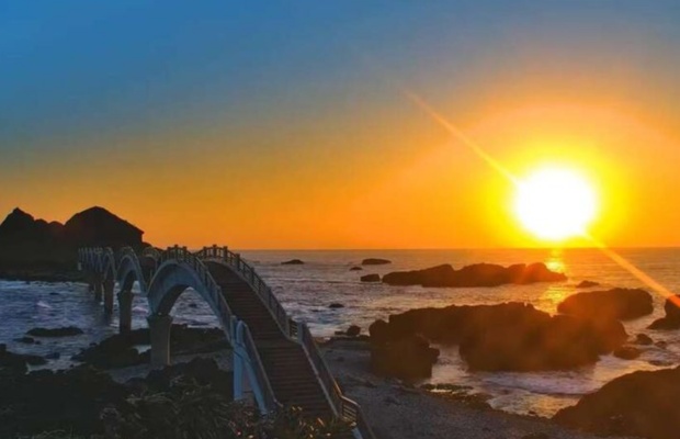 Cầu 8 nhịp Sanxiantai l&uacute;c b&igrave;nh minh