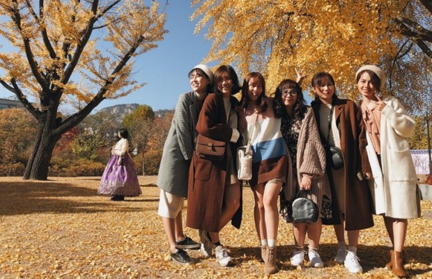 Outfit m&ugrave;a thu H&agrave;n Quốc với layering ấm &aacute;p