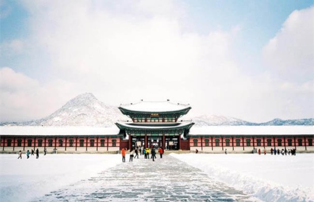 Cung điện Gyeongbokgung phủ tuyết trắng