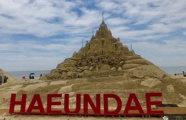 lễ hội c&aacute;t Haeundae trưng b&agrave;y những t&aacute;c phẩm đi&ecirc;u khắc bằng c&aacute;t khổng lồ