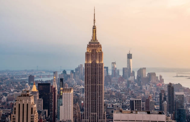 T&ograve;a nh&agrave; Empire State nổi bật ở New York nh&igrave;n từ tr&ecirc;n cao