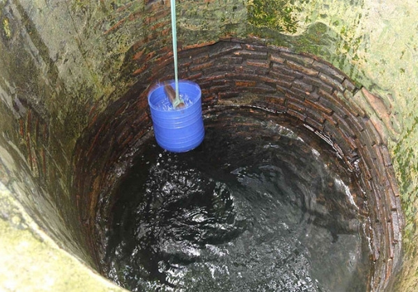 ngắm đ&aacute;y giếng cổ c&ugrave; lao ch&agrave;m trong vắt