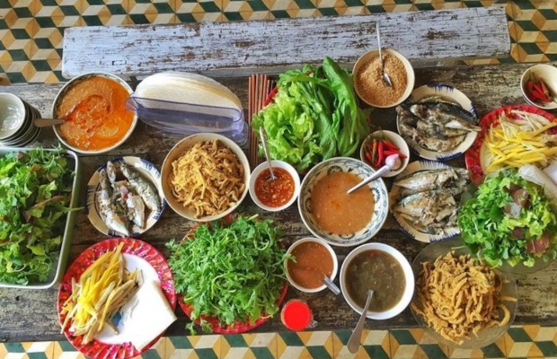 Set gỏi c&aacute; nam &ocirc; đ&agrave; nẵng đầy đủ rau rừng, b&aacute;nh tr&aacute;ng v&agrave; nước chấm

