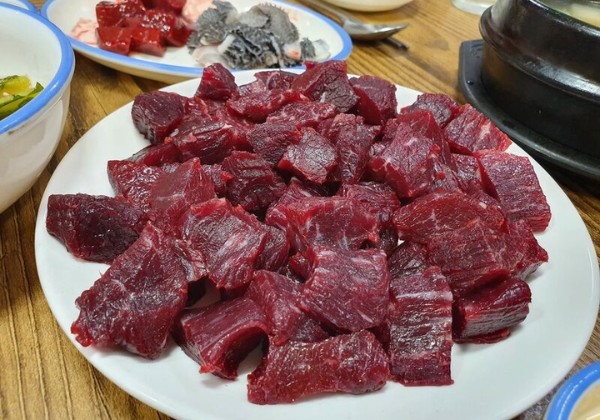 thịt b&ograve; sống đặc sản daegu