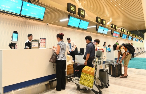 Kh&aacute;ch h&agrave;ng trước quầy thủ tục