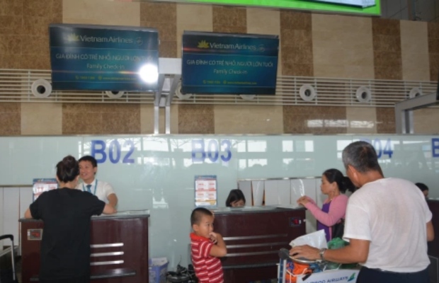 người lớn tuổi tại s&acirc;n bay đi mỹ