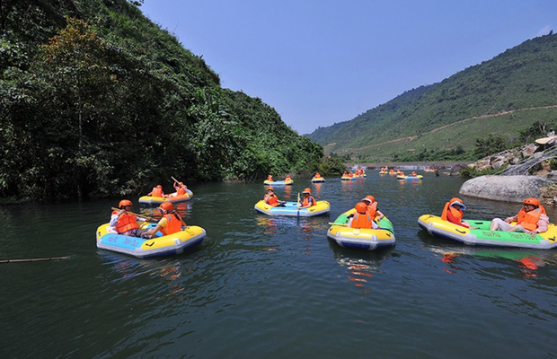 Vẻ đẹp h&ugrave;ng vĩ của n&uacute;i rừng đại ng&agrave;n bao quanh khu vui chơi