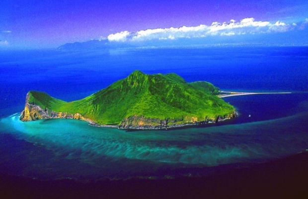 Đảo Quy Sơn nh&igrave;n từ xa giống h&igrave;nh con r&ugrave;a 