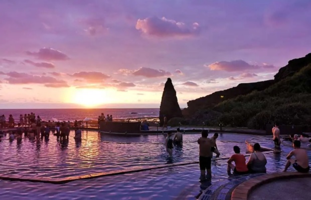 Suối nước n&oacute;ng ven biển tại Đảo Xanh