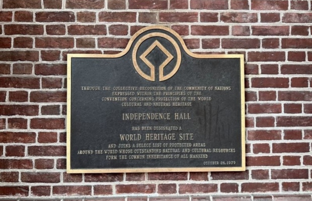 Biển UNESCO Di sản Văn h&oacute;a Thế giới tại T&ograve;a nh&agrave; Độc lập