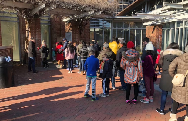 Du kh&aacute;ch xếp h&agrave;ng tham quan T&ograve;a nh&agrave; Độc lập