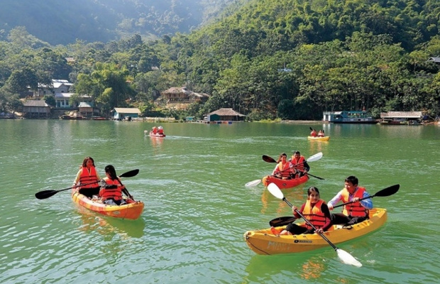 ch&egrave;o Kayak v&agrave; tắm suối tại ho&agrave; bắc