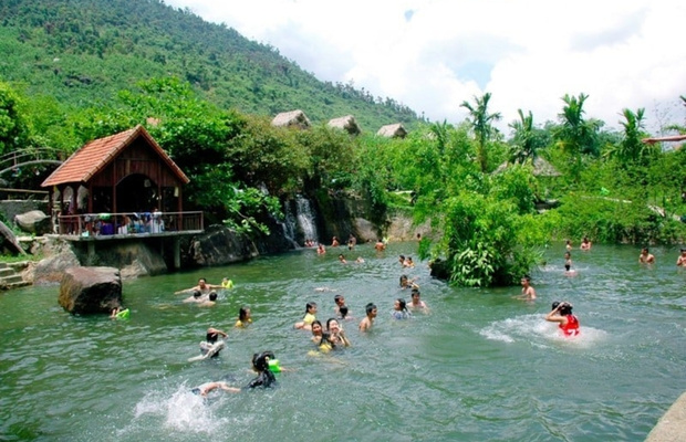 bơi lội suối hoa
