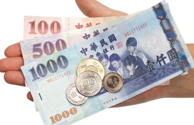 Kiểm tra kỹ tiền sau khi đổi để tr&aacute;nh rủi ro 