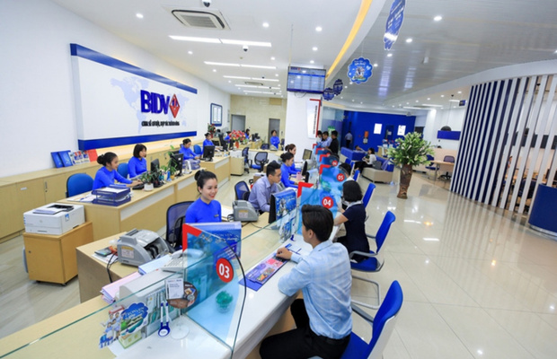 Giao dịch đổi tiền Đ&agrave;i Loan tại quầy ngoại tệ