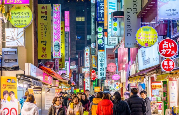 Myeongdong l&agrave; khu mua sắm sầm uất bậc nhất Seoul