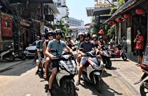 Du kh&aacute;ch thu&ecirc; xe m&aacute;y tự t&uacute;c tham quan l&agrave;ng b&aacute;nh tr&aacute;ng T&uacute;y Loan Đ&agrave; Nẵng