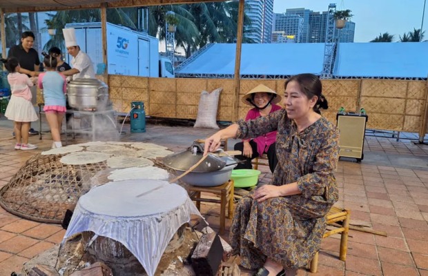 Du kh&aacute;ch trải nghiệm l&agrave;m b&aacute;nh tr&aacute;ng T&uacute;y Loan c&ugrave;ng nghệ nh&acirc;n địa phương