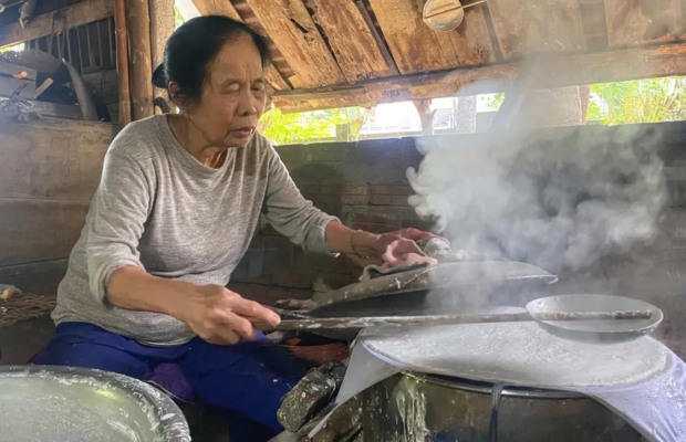 Nghệ nh&acirc;n l&agrave;ng nghề b&aacute;nh tr&aacute;ng T&uacute;y Loan giữ lửa nghề truyền thống