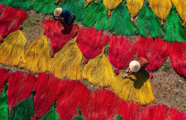 Những b&oacute; c&oacute;i nhuộm m&agrave;u rực rỡ tại L&agrave;ng nghề dệt chiếu Cẩm N&ecirc;