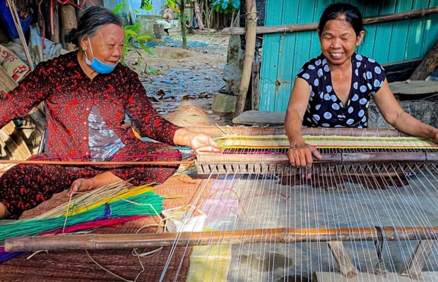 Nghệ nh&acirc;n thực hiện quy tr&igrave;nh dệt chiếu thủ c&ocirc;ng tại l&agrave;ng Cẩm N&ecirc;