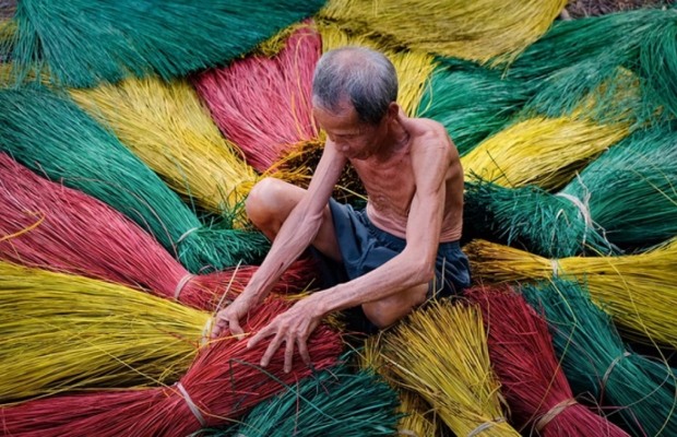 Kh&aacute;ch h&agrave;ng chọn mua chiếu Cẩm N&ecirc; l&agrave;m qu&agrave; khi du lịch Đ&agrave; Nẵng