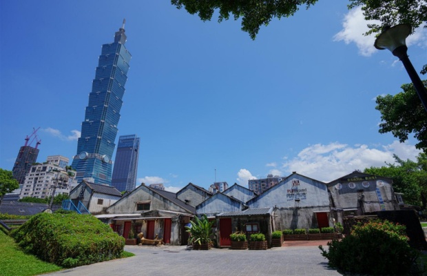 To&agrave;n cảnh l&agrave;ng cổ Sisi Nan Cun nh&igrave;n từ b&atilde;i cỏ