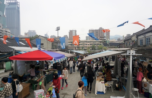 Chợ cuối tuần nhộn nhịp tại Sisi Nan Cun