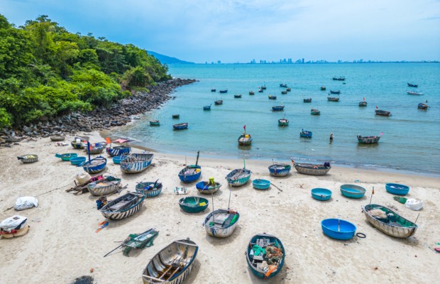 To&agrave;n cảnh l&agrave;ng nghề nước mắm Nam &Ocirc; Đ&agrave; Nẵng b&ecirc;n vịnh biển 